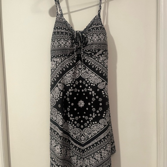 Dresses & Skirts - Chic Black and White Paisley Dress